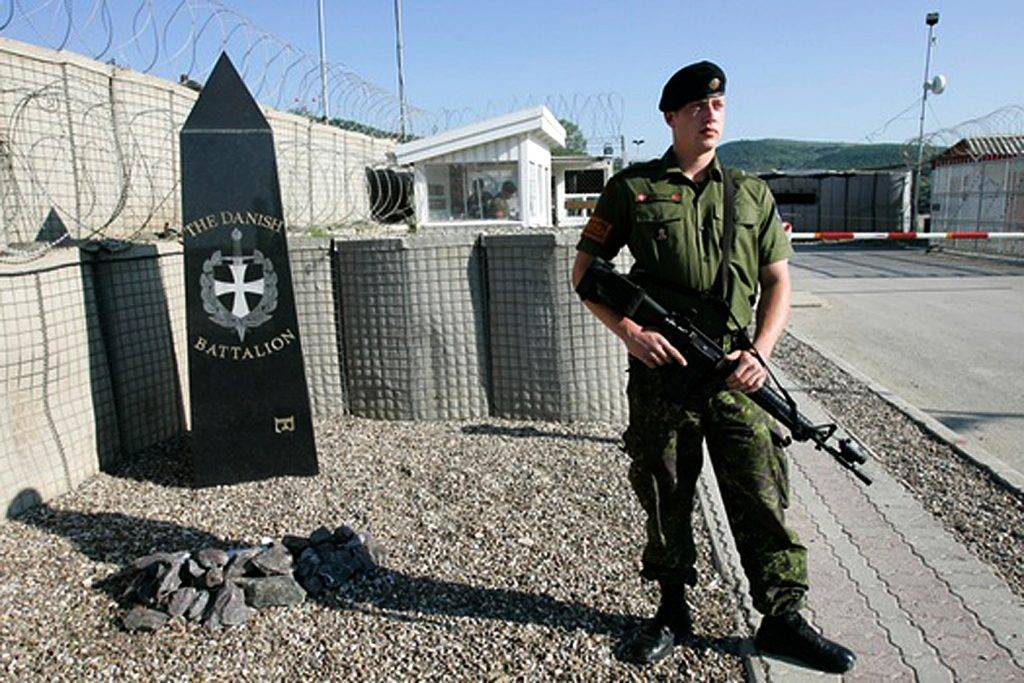 Marmorobelisken og en dansk soldat foran indgangen til Camp Olaf Rye i Kosovo. Foto Forsvaret.