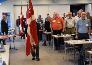 Faner bæres ind til møde for Danmarks Veteraner